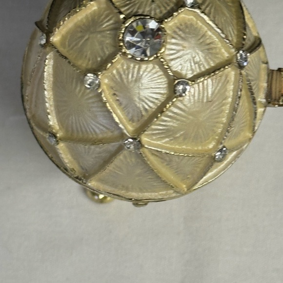 Egg Trinket Box Gold Tone Diamond Pattern Enamel & Rhinestone Magnet Clo… - Picture 8 of 9